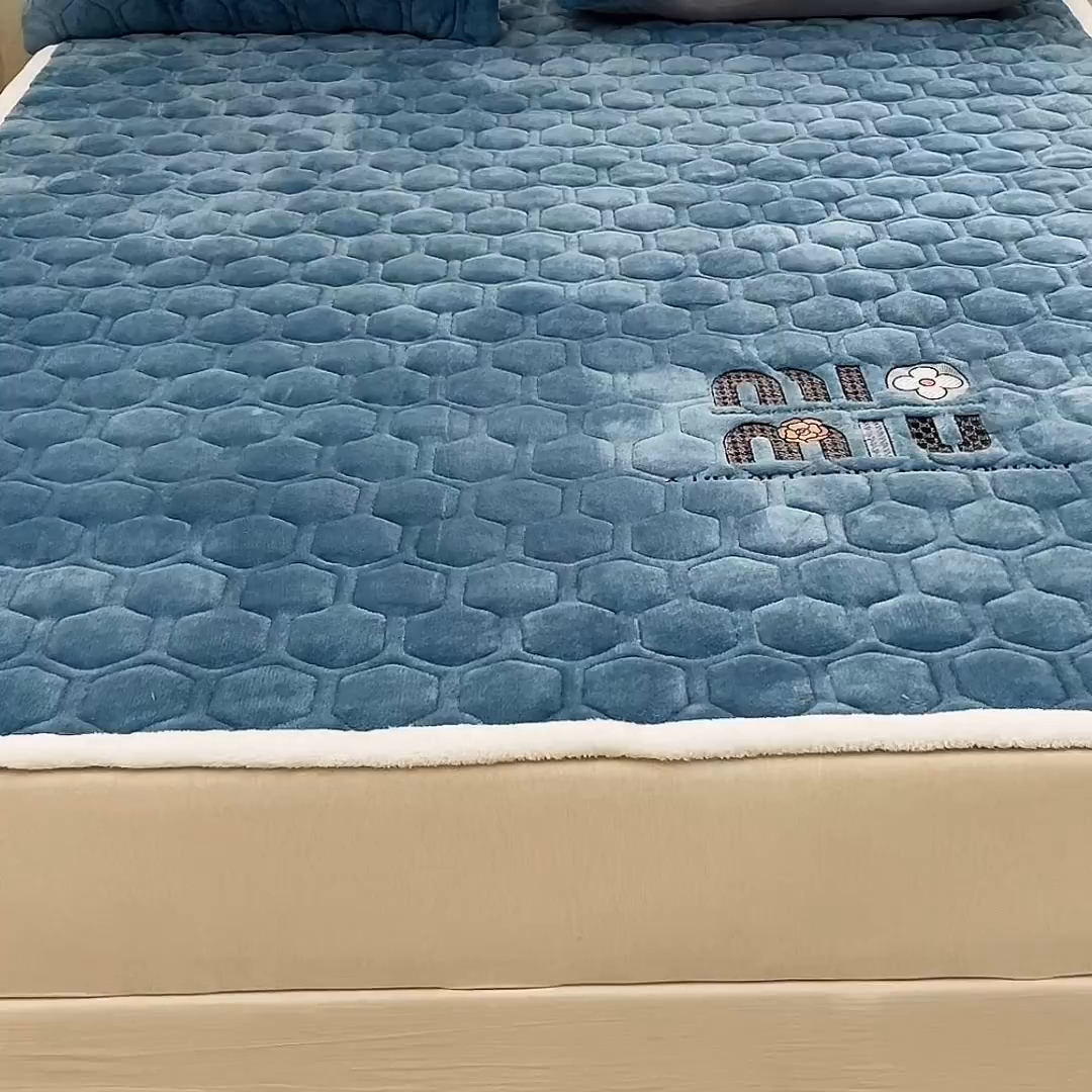 91家纺网 家纺一手货源 找家纺 （总）初心家纺 2025新款高克重牛奶绒绣花夹棉防滑床垫（面料200克）