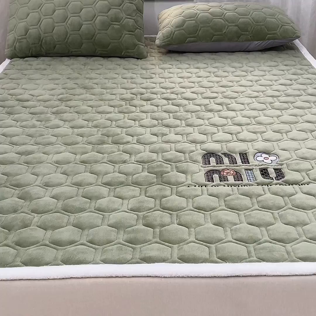 91家纺网 家纺一手货源 找家纺 初心家纺 2025新款高克重牛奶绒绣花夹棉防滑床垫（面料200克） 字母-清新绿
