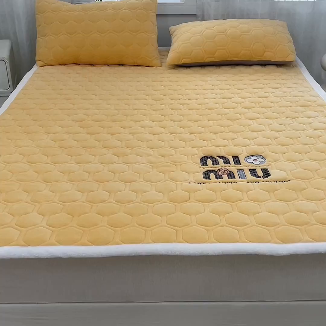 91家纺网 家纺一手货源 找家纺 初心家纺 2025新款高克重牛奶绒绣花夹棉防滑床垫（面料200克） 字母-香槟金