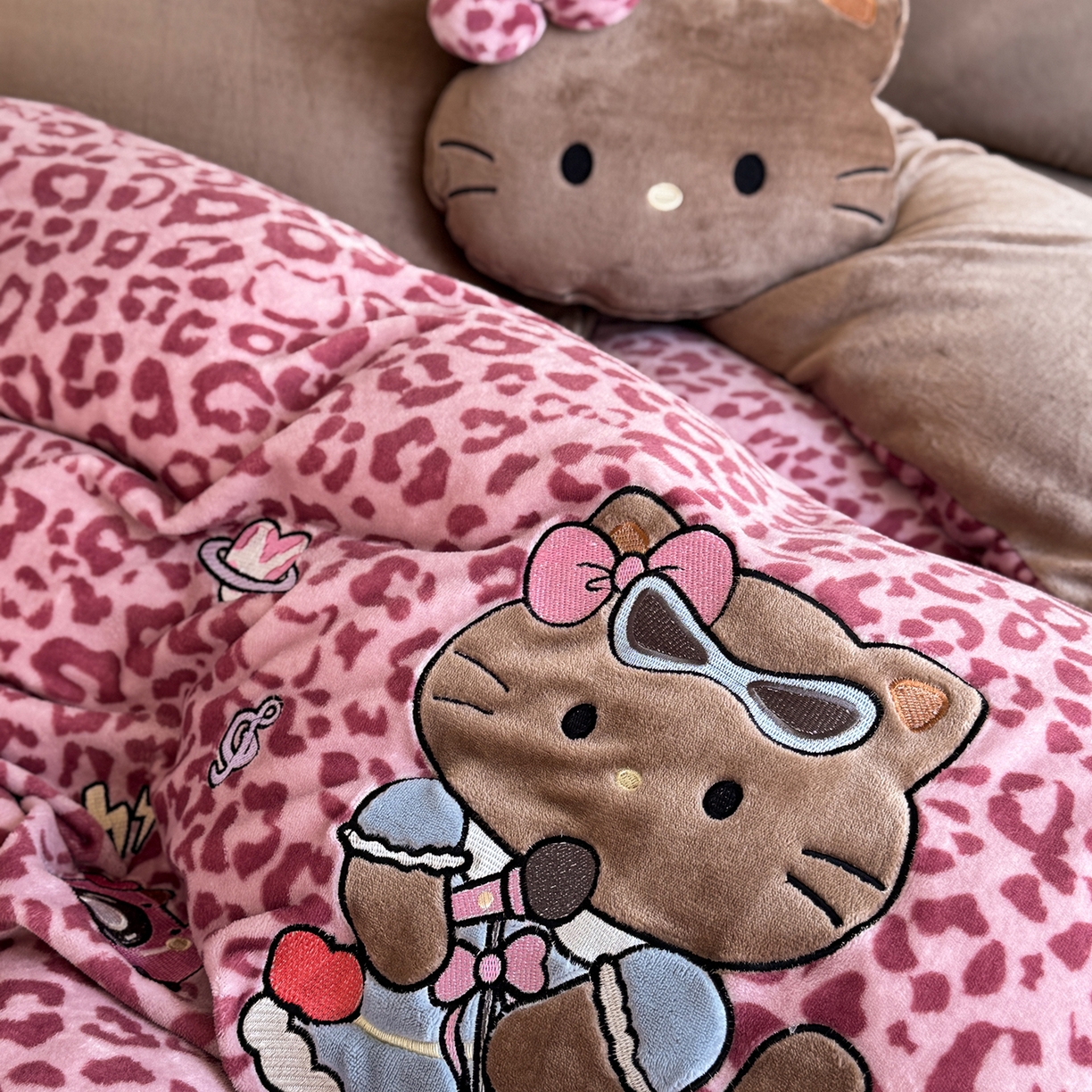 91家纺网 家纺一手货源 找家纺 （总）柚子YOUTH 2025新款加厚牛奶绒四件套-豹纹黑皮KT