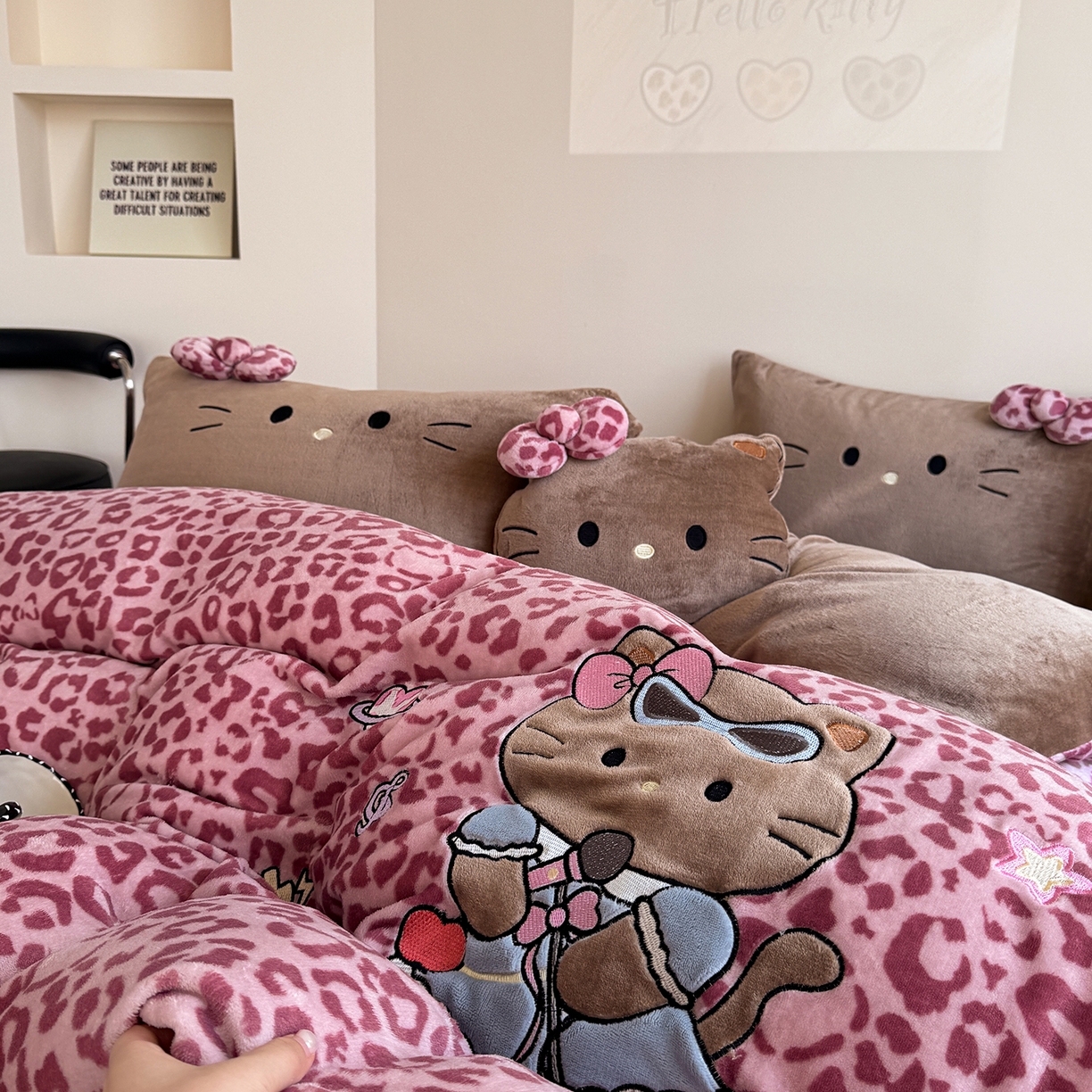 91家纺网 家纺一手货源 找家纺 柚子YOUTH 2025新款加厚牛奶绒四件套-豹纹黑皮KT 黑皮粉