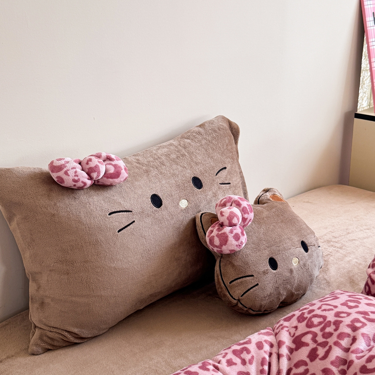 91家纺网 家纺一手货源 找家纺 柚子YOUTH 2025新款加厚牛奶绒四件套-豹纹黑皮KT 黑皮粉