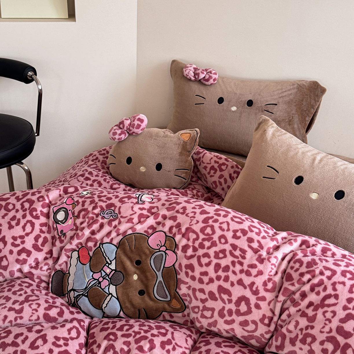 91家纺网 家纺一手货源 找家纺 柚子YOUTH 2025新款加厚牛奶绒四件套-豹纹黑皮KT 黑皮粉