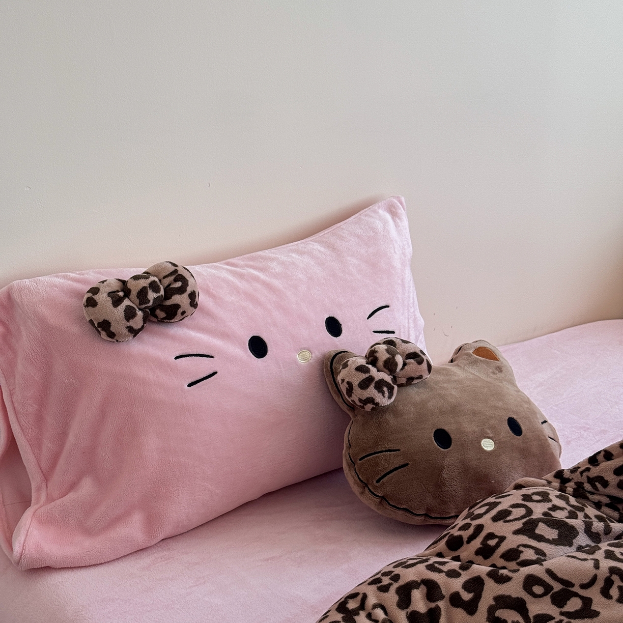 91家纺网 家纺一手货源 找家纺 柚子YOUTH 2025新款加厚牛奶绒四件套-豹纹黑皮KT 黑皮咖