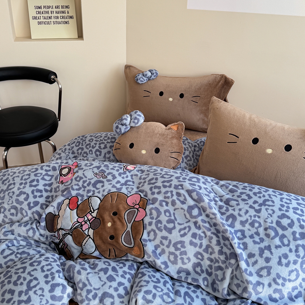 91家纺网 家纺一手货源 找家纺 柚子YOUTH 2025新款加厚牛奶绒四件套-豹纹黑皮KT 黑皮蓝