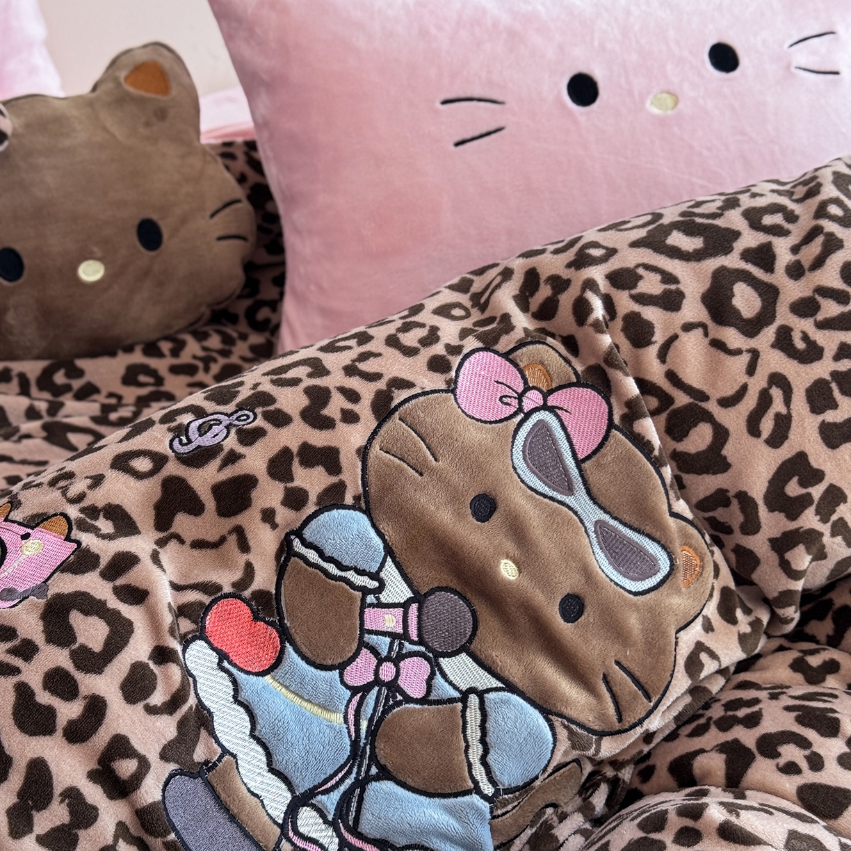 91家纺网 家纺一手货源 找家纺 柚子YOUTH 2025新款加厚牛奶绒四件套-豹纹黑皮KT 黑皮咖