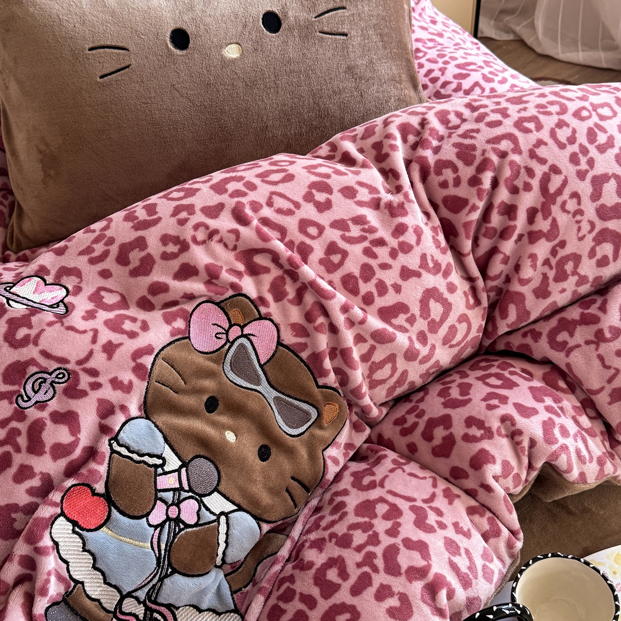 91家纺网 家纺一手货源 找家纺 柚子YOUTH 2025新款加厚牛奶绒四件套-豹纹黑皮KT 黑皮粉