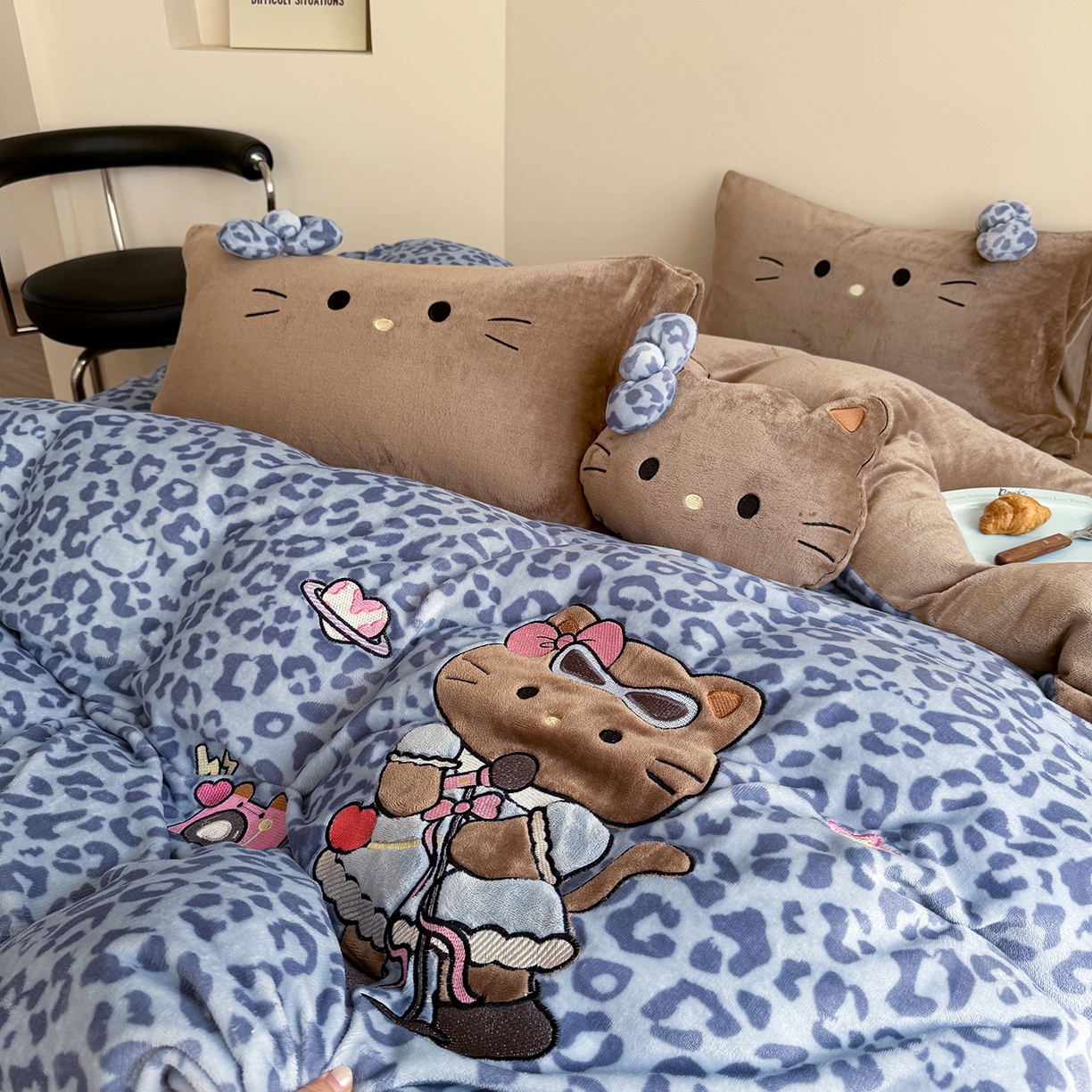 91家纺网 家纺一手货源 找家纺 柚子YOUTH 2025新款加厚牛奶绒四件套-豹纹黑皮KT 黑皮蓝