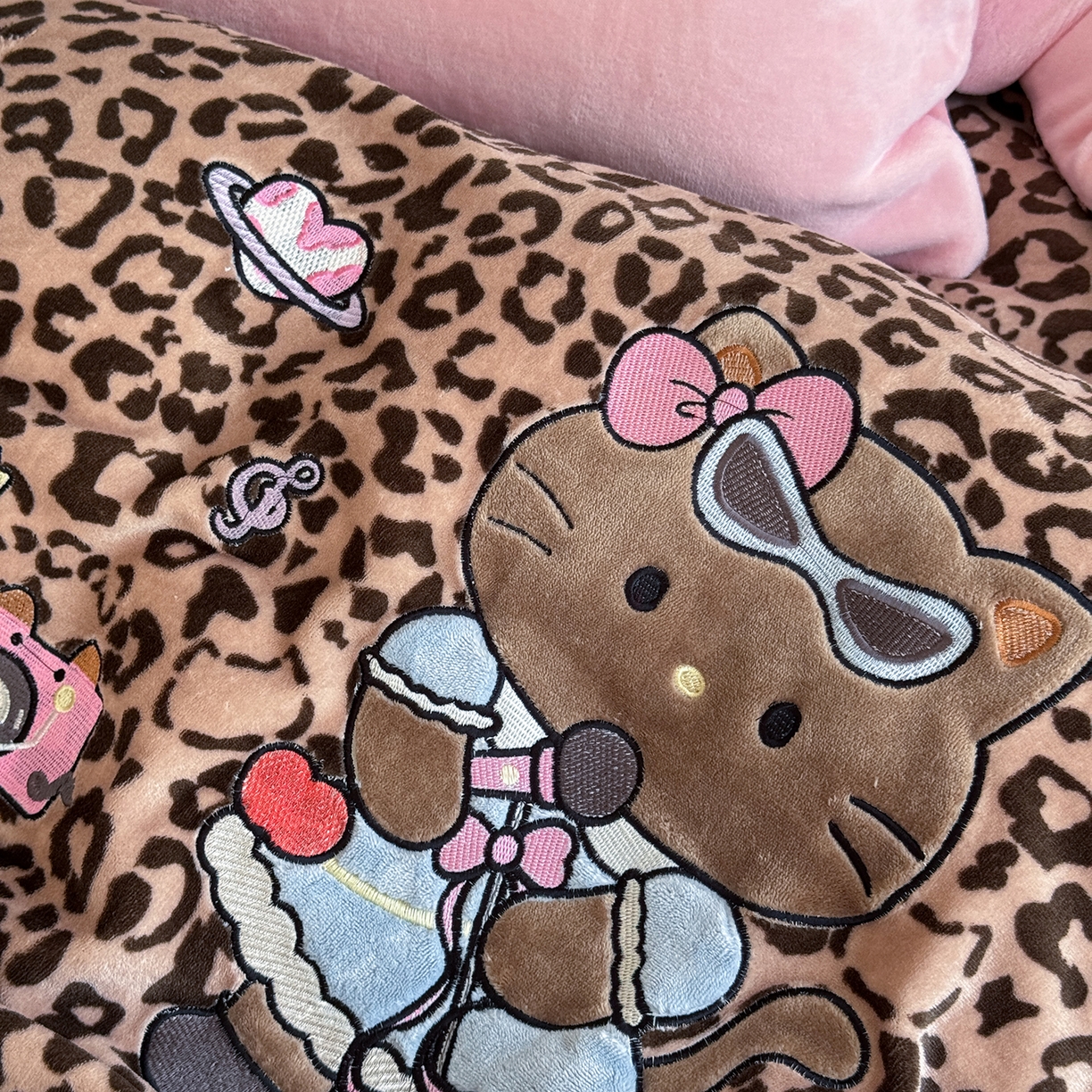 91家纺网 家纺一手货源 找家纺 柚子YOUTH 2025新款加厚牛奶绒四件套-豹纹黑皮KT 黑皮咖