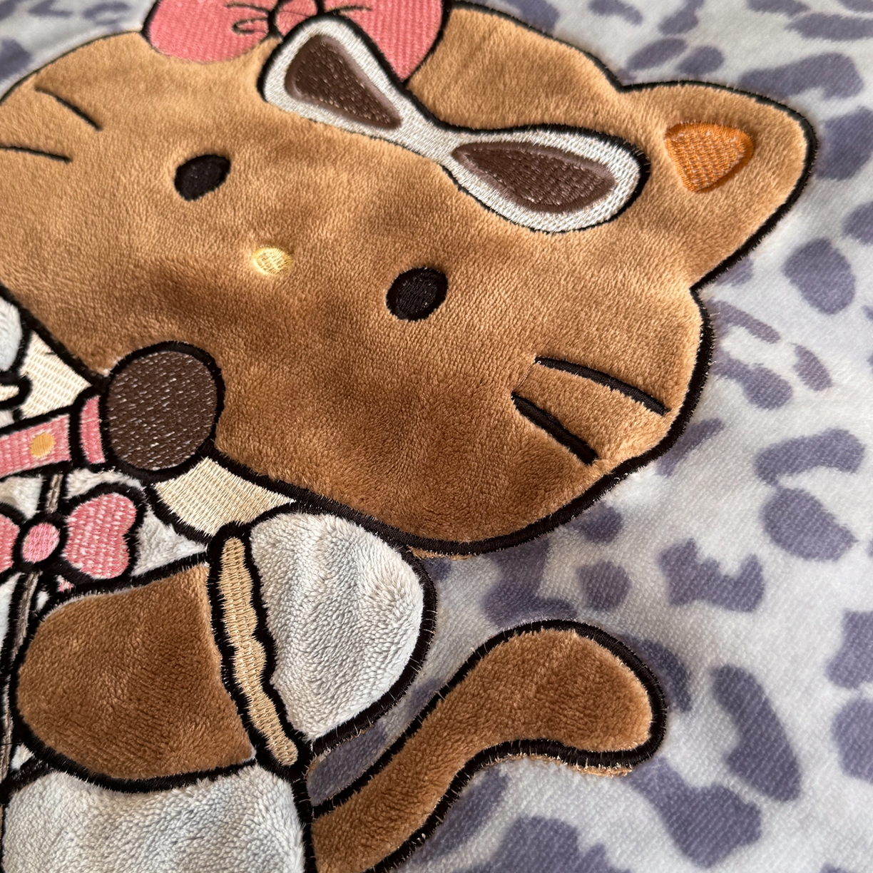 91家纺网 家纺一手货源 找家纺 柚子YOUTH 2025新款加厚牛奶绒四件套-豹纹黑皮KT 黑皮蓝