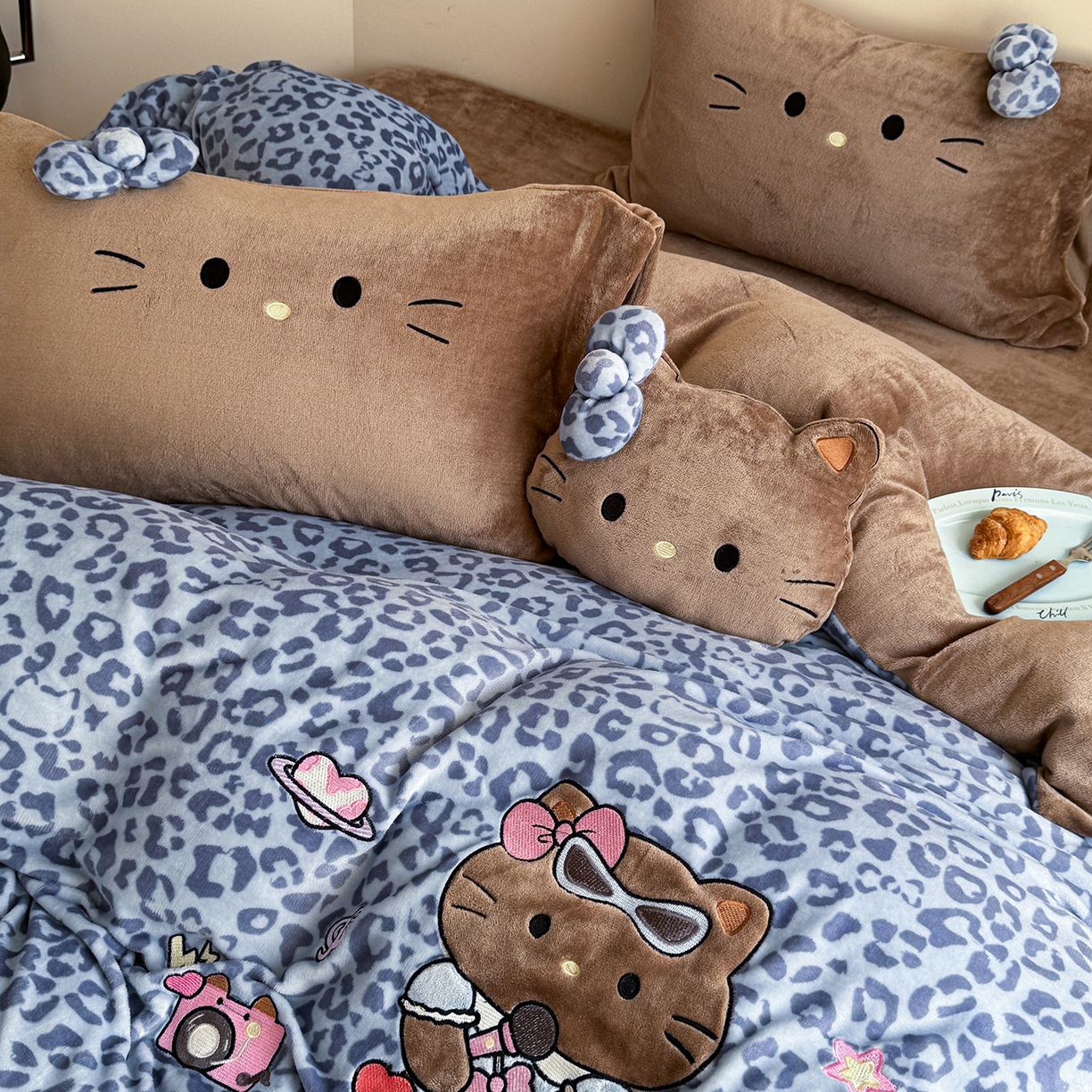 91家纺网 家纺一手货源 找家纺 柚子YOUTH 2025新款加厚牛奶绒四件套-豹纹黑皮KT 黑皮蓝