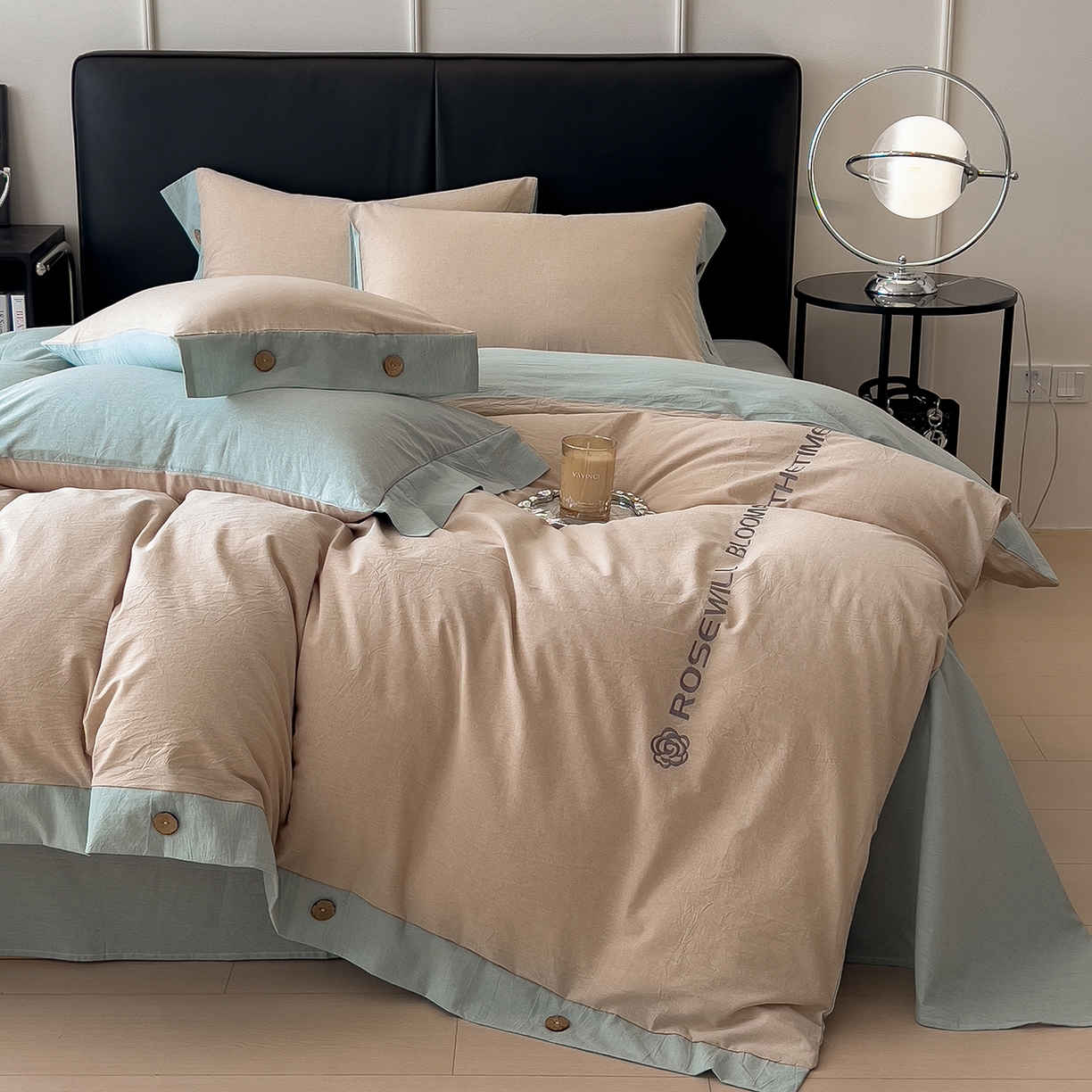 91家纺网 家纺一手货源 找家纺 芃成家纺 2025新款A类全棉色织水洗棉纽扣绣花四件套 纽扣款-卡其拼浅绿