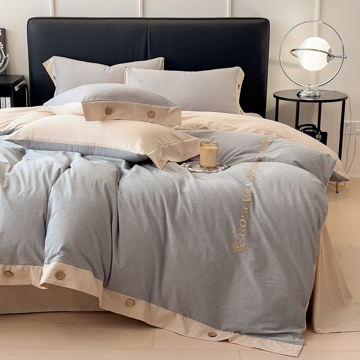 91家纺网 家纺一手货源 找家纺 芃成家纺 2025新款A类全棉色织水洗棉纽扣绣花四件套 纽扣款-浅灰拼卡其