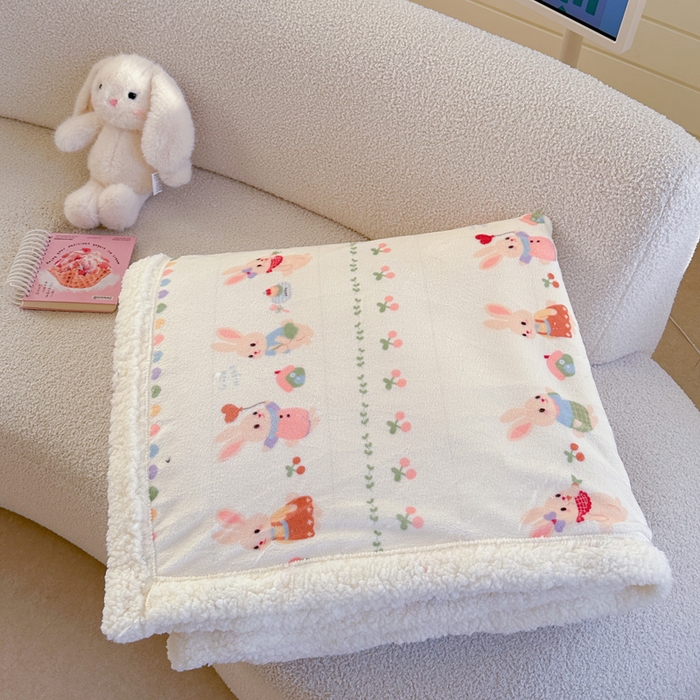 91家纺网 家纺一手货源 找家纺 Mata蔓塔家 2025新款A类秋冬可爱系牛奶绒羊羔绒多功能毛毯奶盖系列 奶盖-小兔胡萝卜