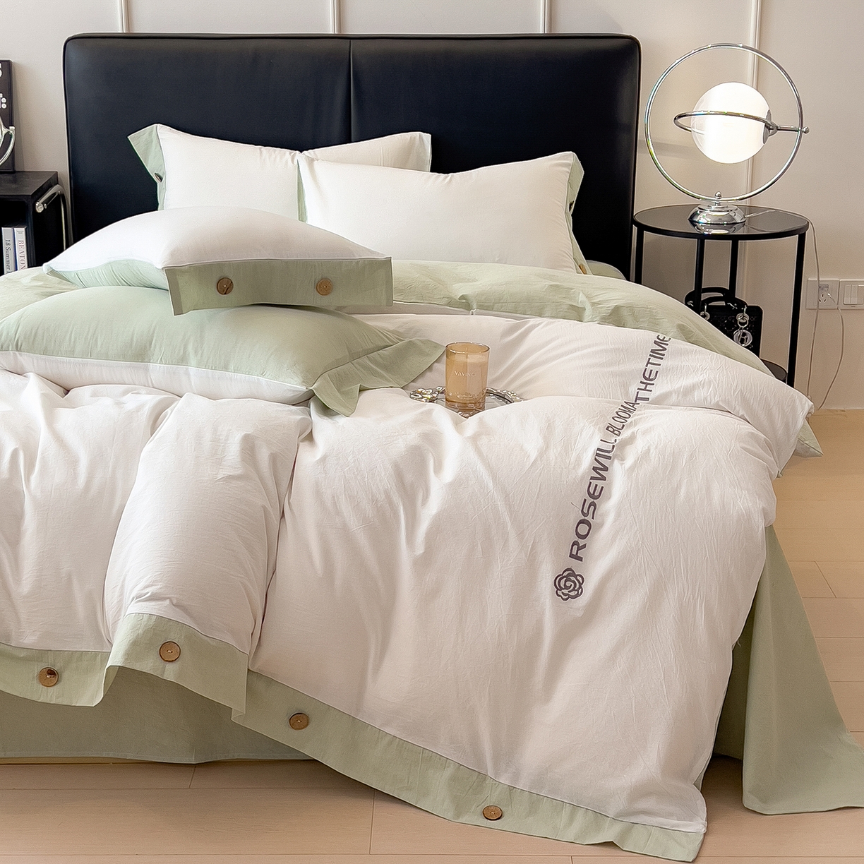 91家纺网 家纺一手货源 找家纺 芃成家纺 2025新款A类全棉色织水洗棉纽扣绣花四件套 纽扣款-白色拼浅绿