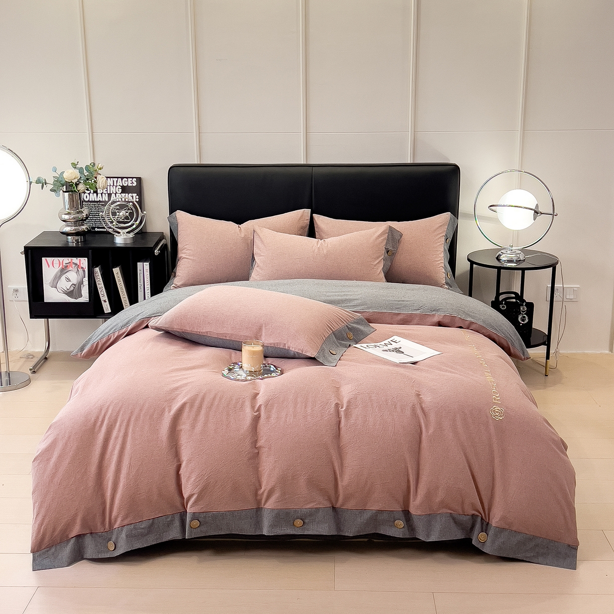 91家纺网 家纺一手货源 找家纺 芃成家纺 2025新款A类全棉色织水洗棉纽扣绣花四件套 纽扣款-豆沙拼深灰