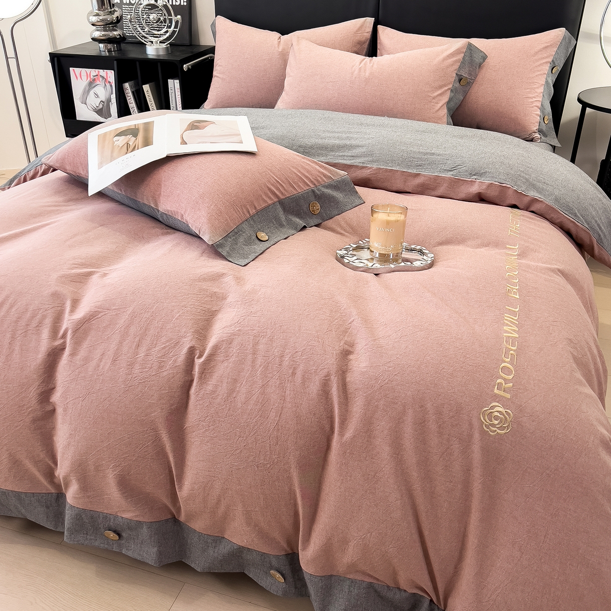 91家纺网 家纺一手货源 找家纺 芃成家纺 2025新款A类全棉色织水洗棉纽扣绣花四件套 纽扣款-豆沙拼深灰