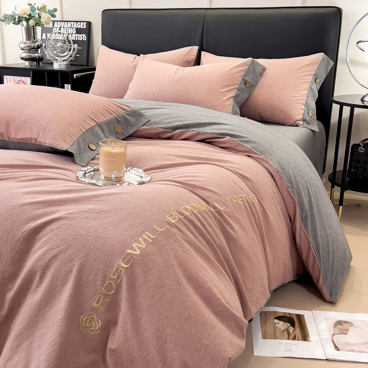 91家纺网 家纺一手货源 找家纺 芃成家纺 2025新款A类全棉色织水洗棉纽扣绣花四件套 纽扣款-豆沙拼深灰