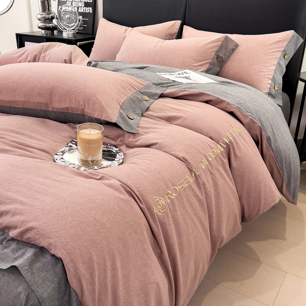 91家纺网 家纺一手货源 找家纺 芃成家纺 2025新款A类全棉色织水洗棉纽扣绣花四件套 纽扣款-豆沙拼深灰