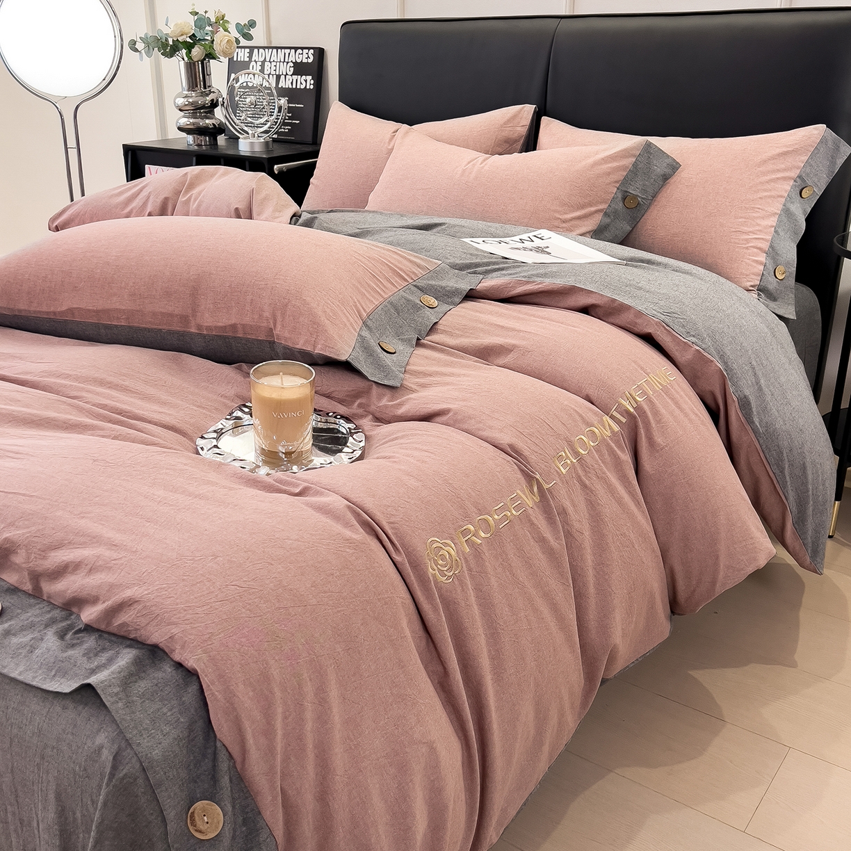 91家纺网 家纺一手货源 找家纺 芃成家纺 2025新款A类全棉色织水洗棉纽扣绣花四件套 纽扣款-豆沙拼深灰