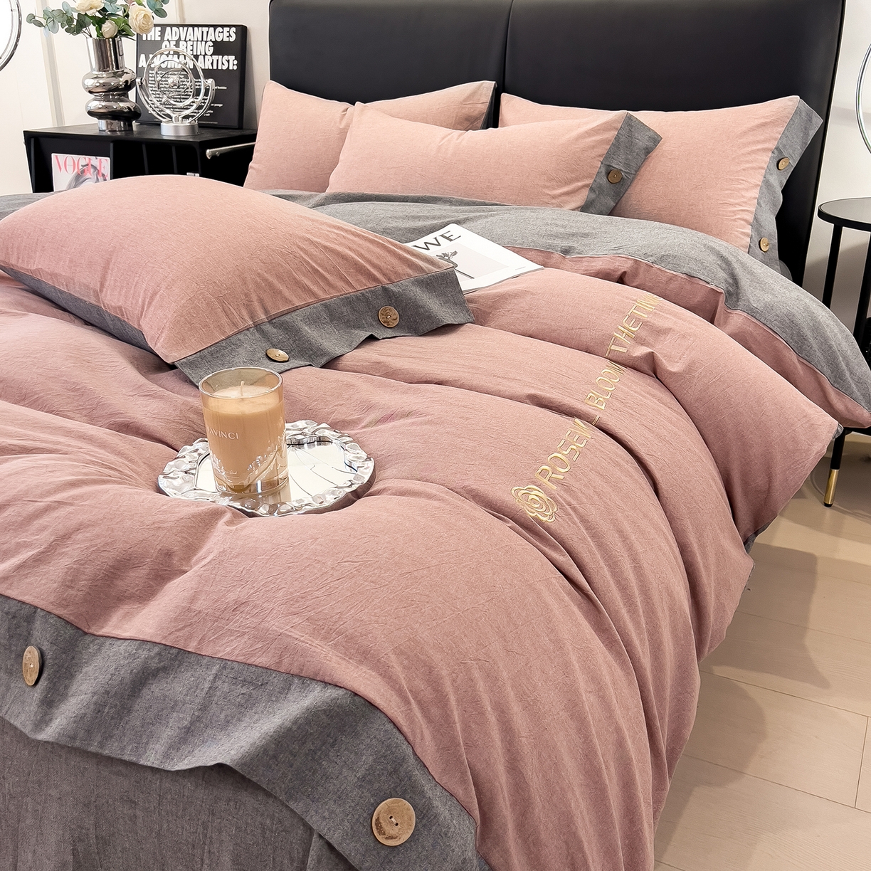 91家纺网 家纺一手货源 找家纺 芃成家纺 2025新款A类全棉色织水洗棉纽扣绣花四件套 纽扣款-豆沙拼深灰