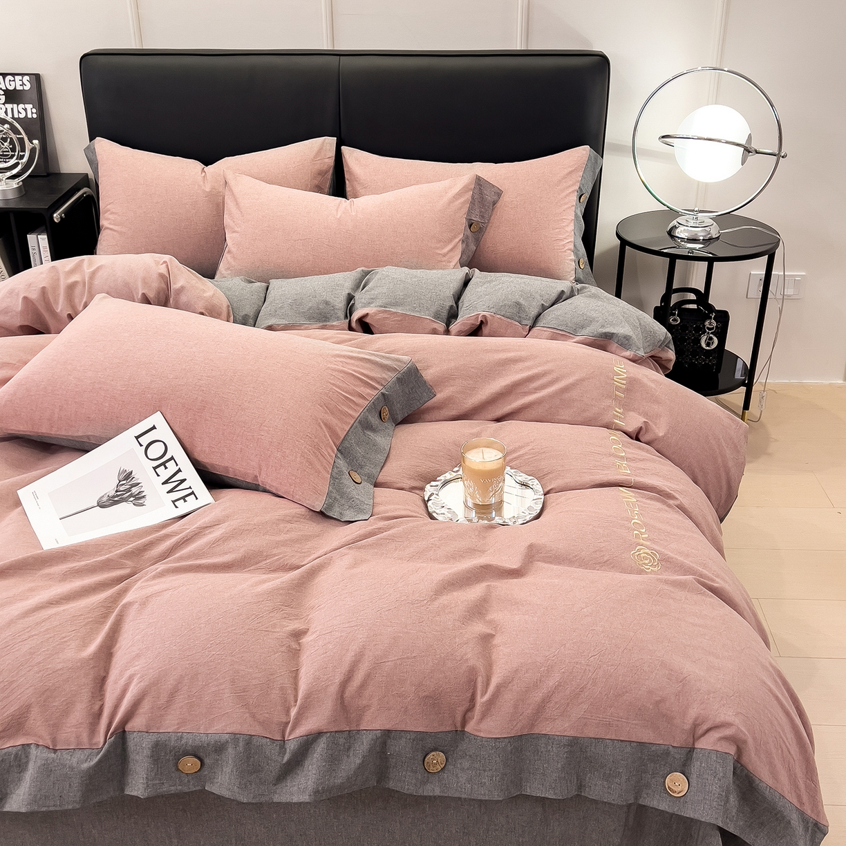 91家纺网 家纺一手货源 找家纺 芃成家纺 2025新款A类全棉色织水洗棉纽扣绣花四件套 纽扣款-豆沙拼深灰