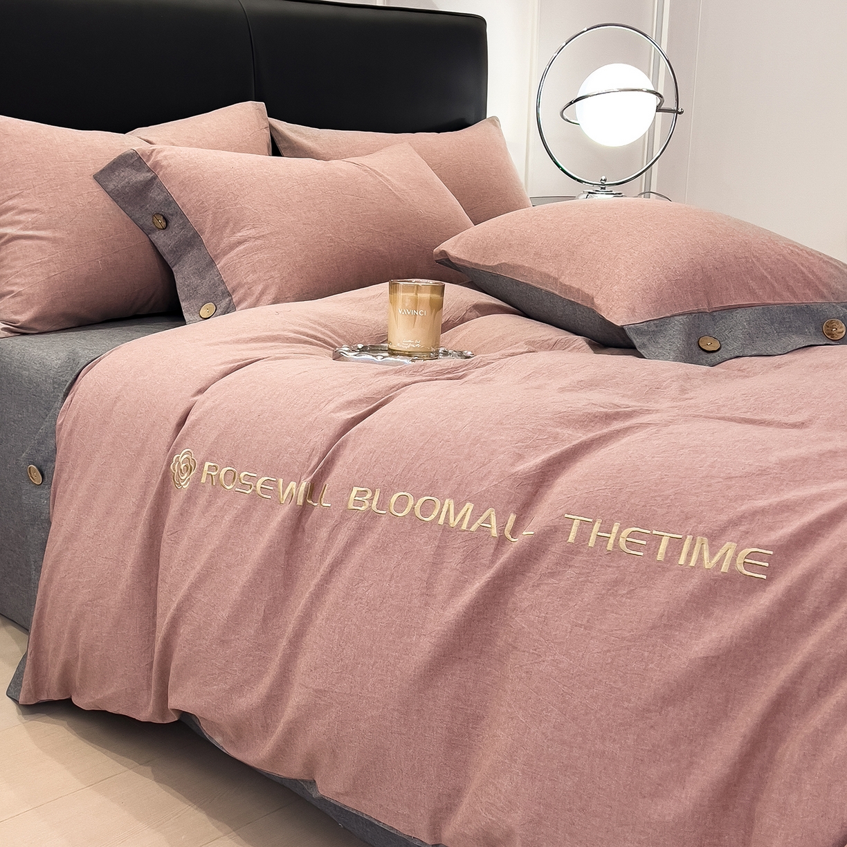 91家纺网 家纺一手货源 找家纺 芃成家纺 2025新款A类全棉色织水洗棉纽扣绣花四件套 纽扣款-豆沙拼深灰