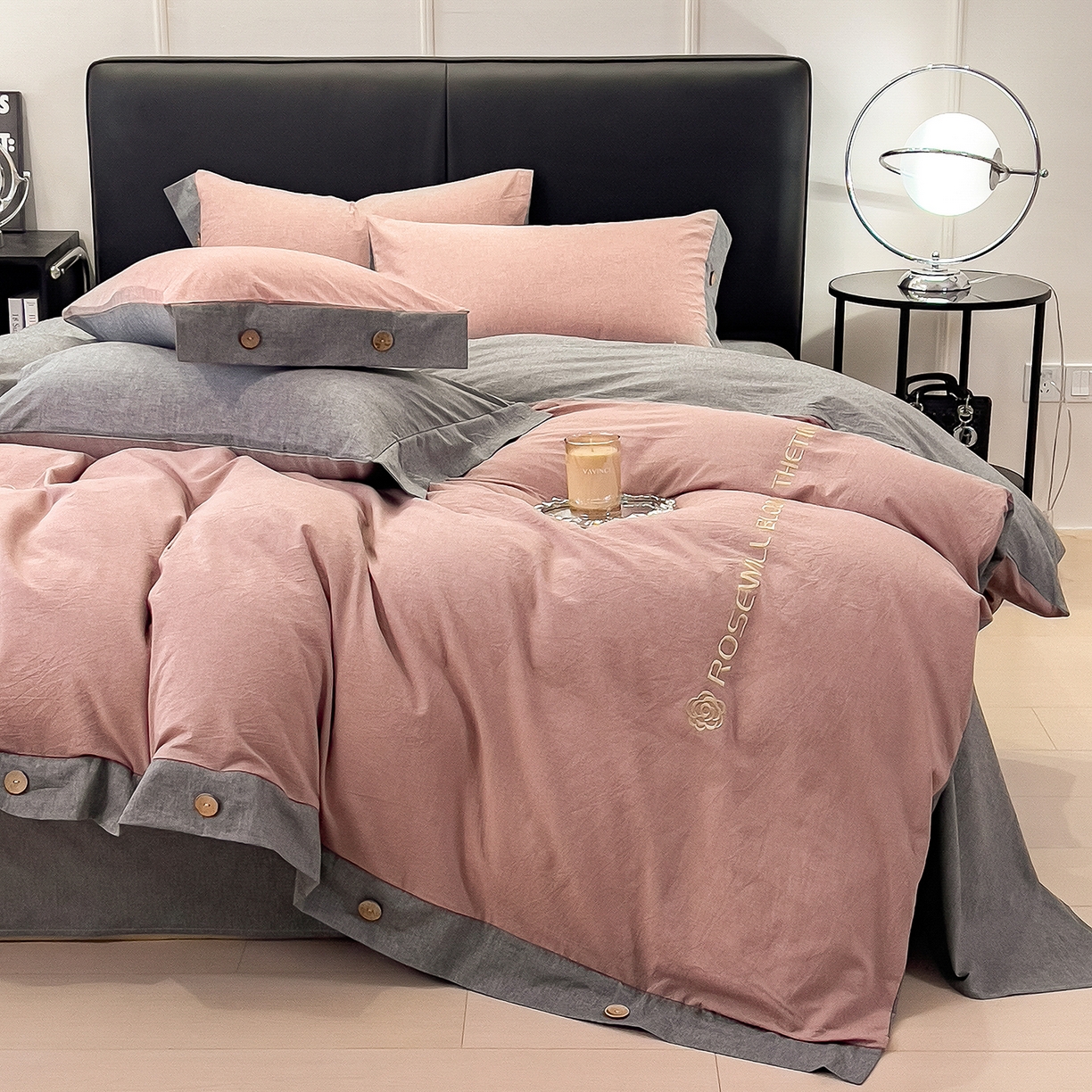 91家纺网 家纺一手货源 找家纺 芃成家纺 2025新款A类全棉色织水洗棉纽扣绣花四件套 纽扣款-豆沙拼深灰