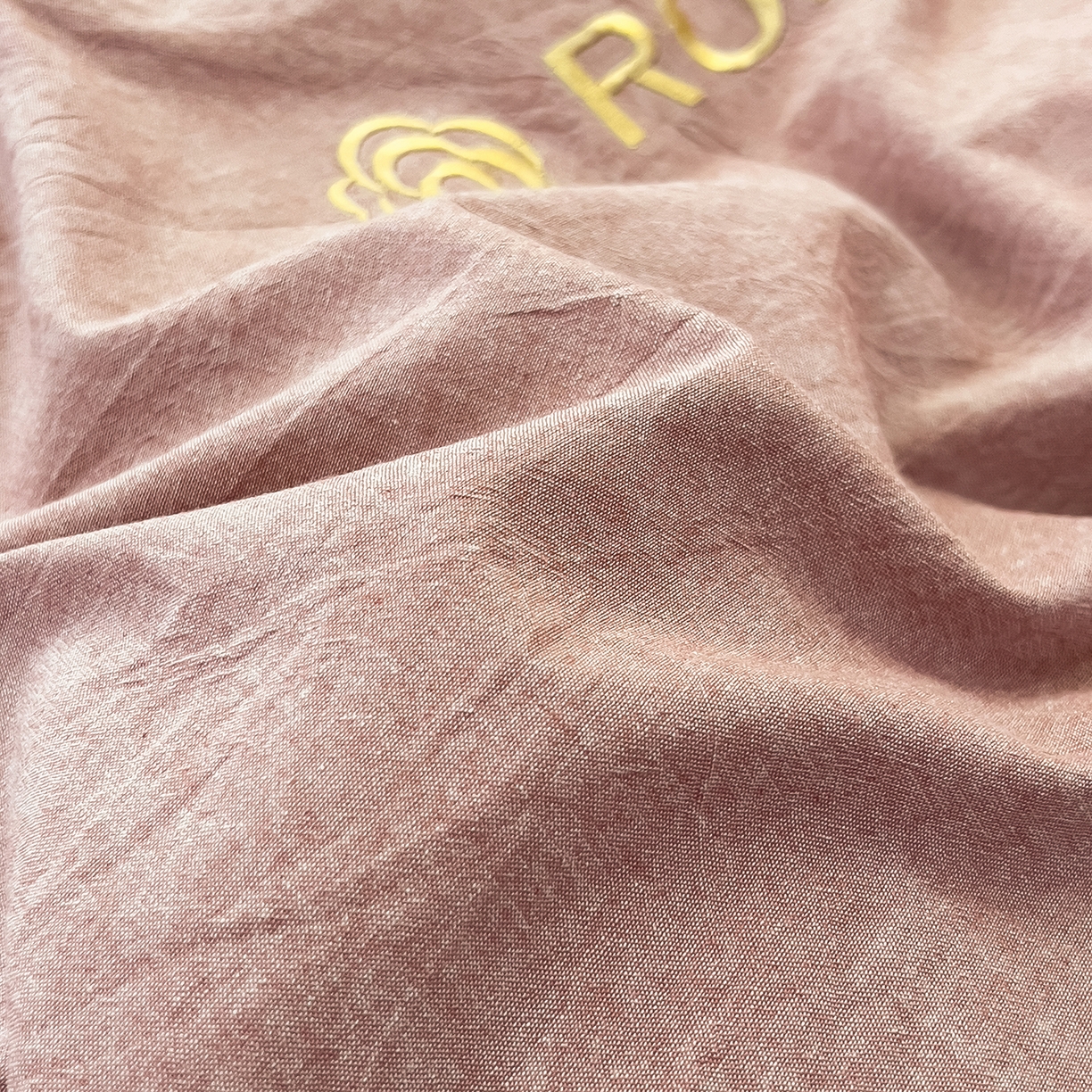 91家纺网 家纺一手货源 找家纺 芃成家纺 2025新款A类全棉色织水洗棉纽扣绣花四件套 纽扣款-豆沙拼深灰