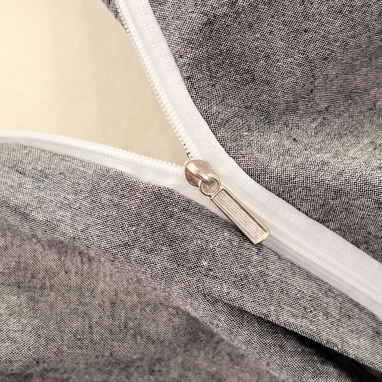 91家纺网 家纺一手货源 找家纺 芃成家纺 2025新款A类全棉色织水洗棉纽扣绣花四件套 纽扣款-豆沙拼深灰