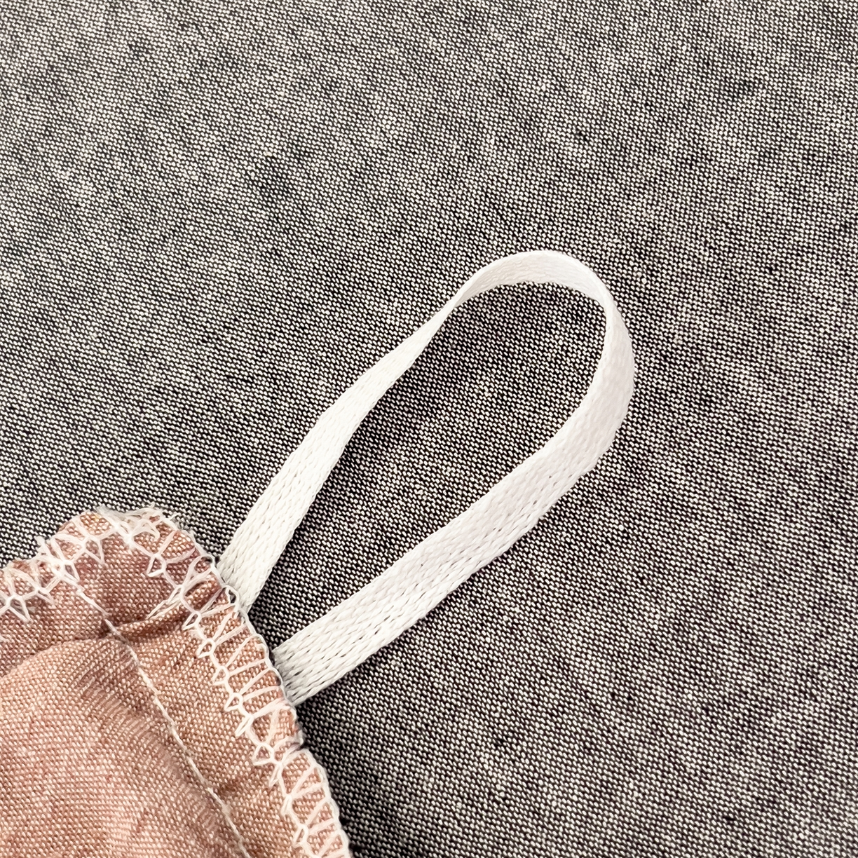 91家纺网 家纺一手货源 找家纺 芃成家纺 2025新款A类全棉色织水洗棉纽扣绣花四件套 纽扣款-豆沙拼深灰