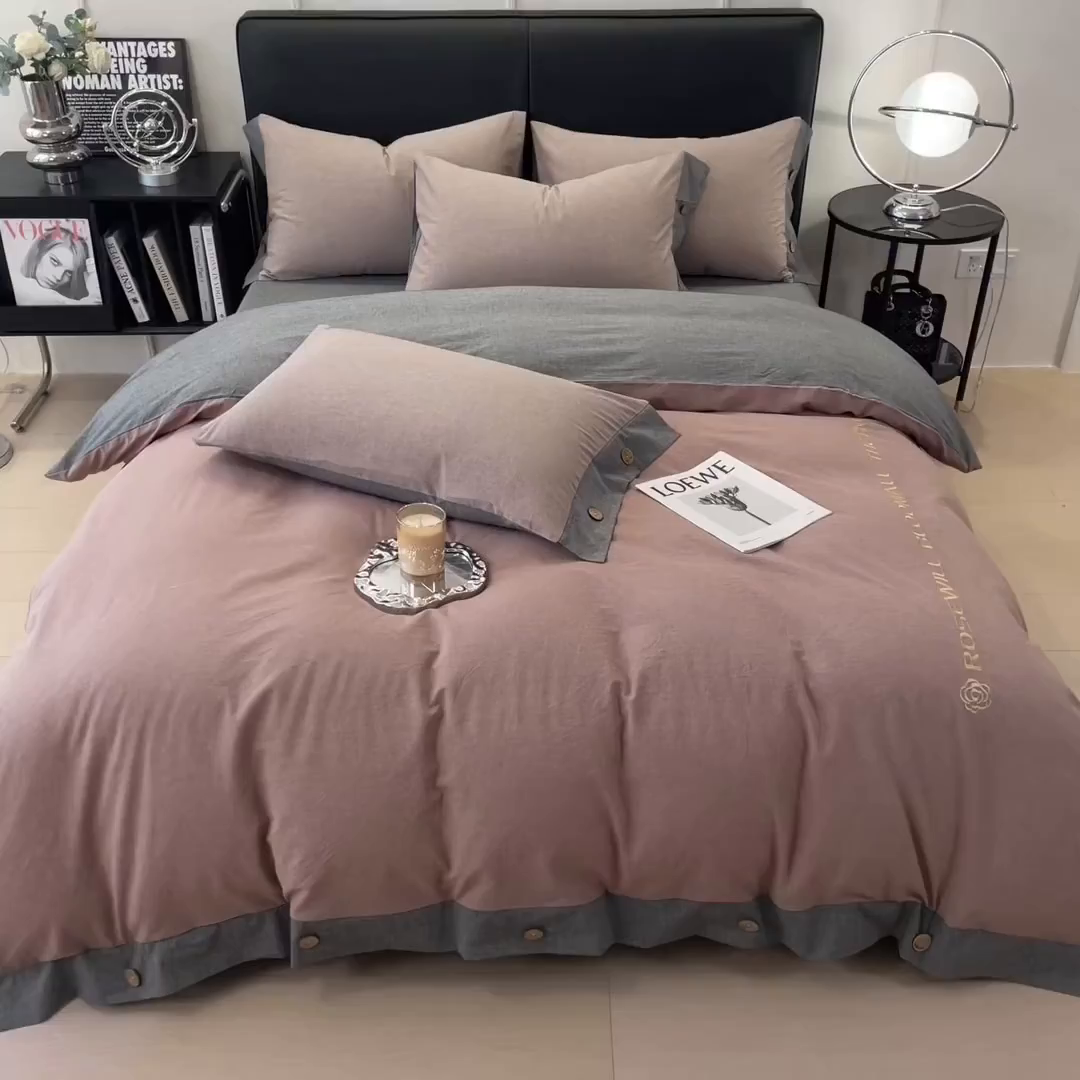 91家纺网 家纺一手货源 找家纺 芃成家纺 2025新款A类全棉色织水洗棉纽扣绣花四件套 纽扣款-豆沙拼深灰