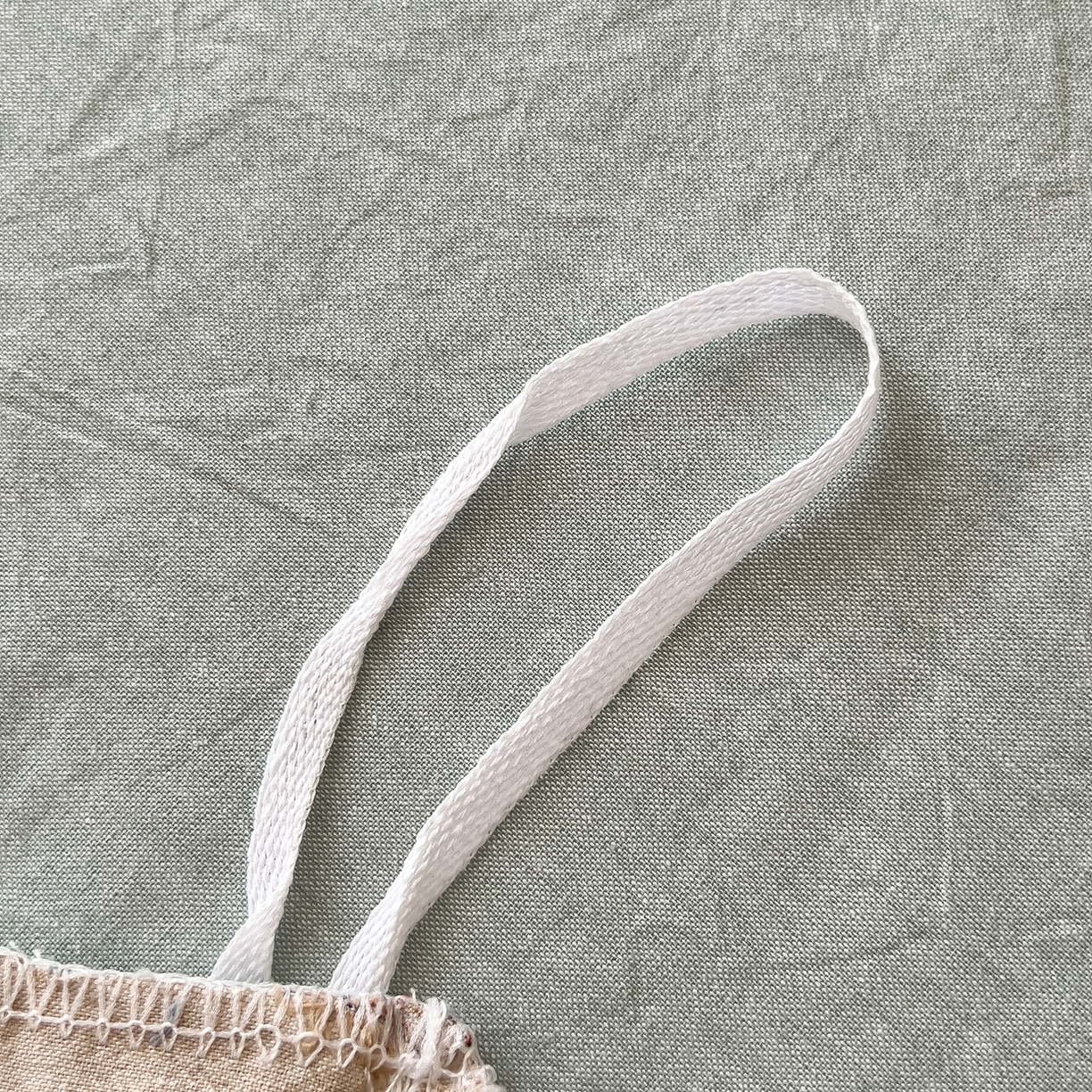 91家纺网 家纺一手货源 找家纺 芃成家纺 2025新款A类全棉色织水洗棉纽扣绣花四件套 纽扣款-卡其拼浅绿