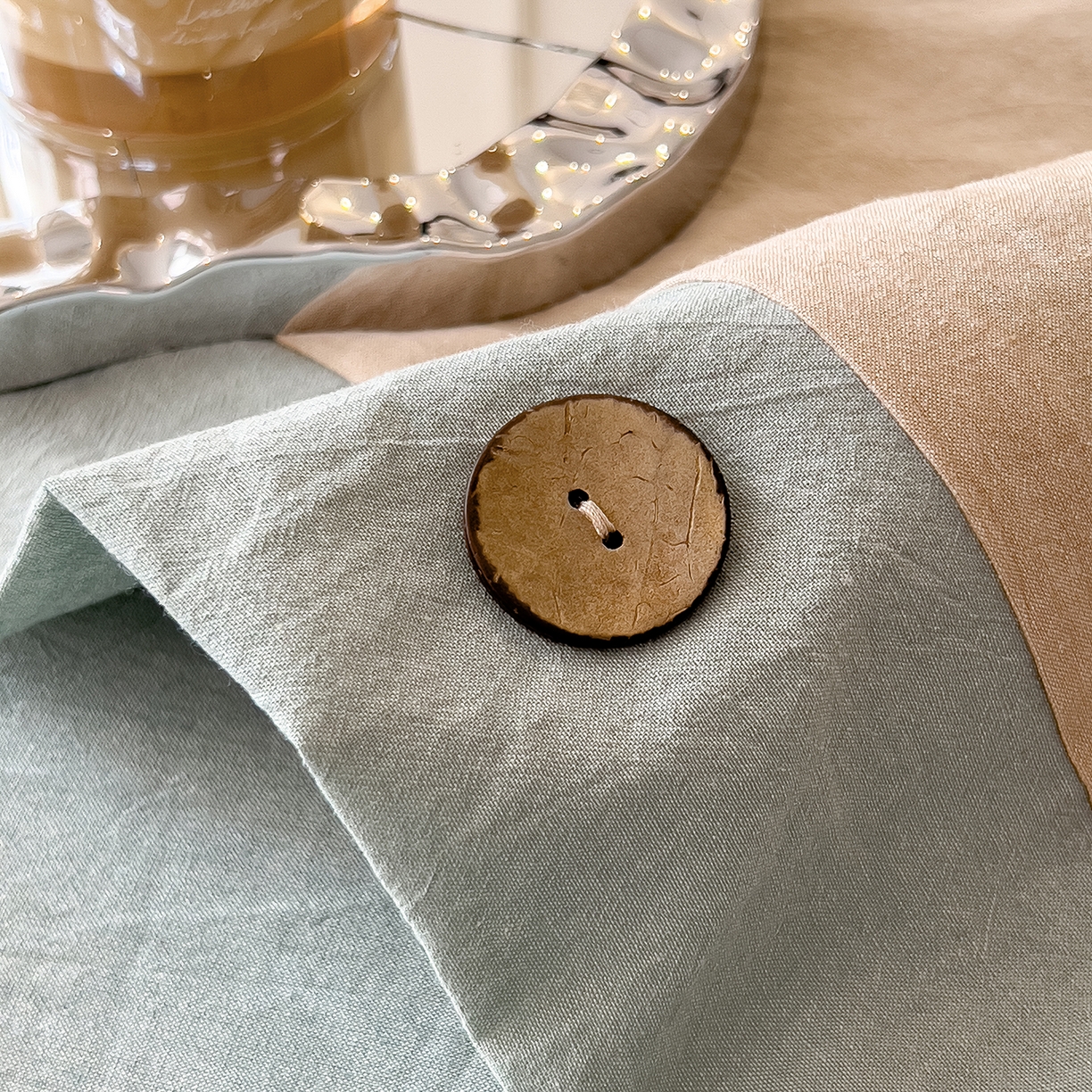 91家纺网 家纺一手货源 找家纺 芃成家纺 2025新款A类全棉色织水洗棉纽扣绣花四件套 纽扣款-卡其拼浅绿