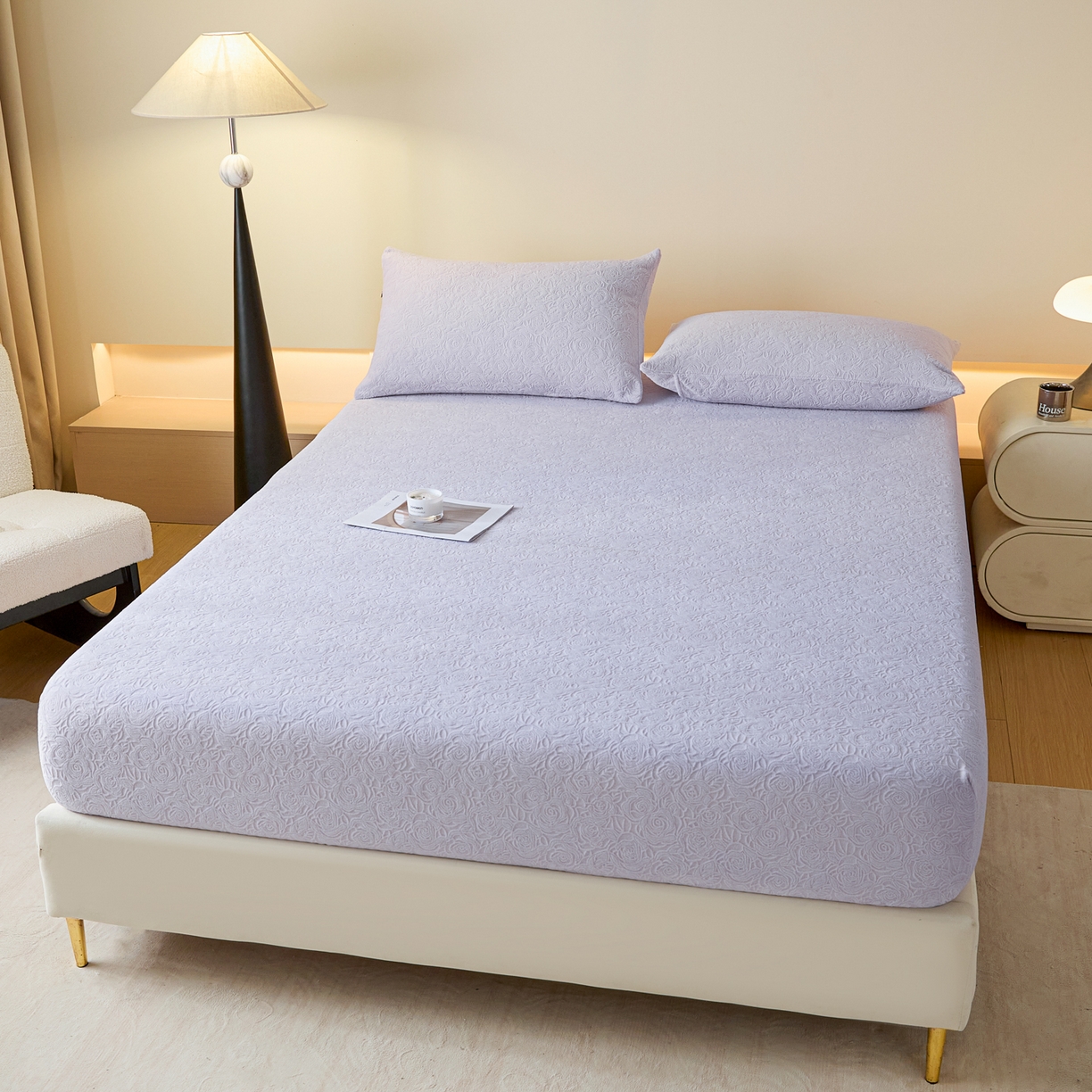 91家纺网 家纺一手货源 找家纺 佳汐蓝家纺 2025新款秋冬高克重牛奶绒雕花床笠三件套 那片花海（帛紫）