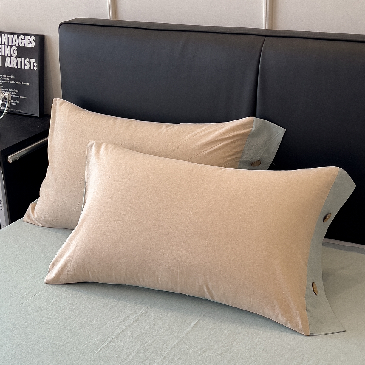 91家纺网 家纺一手货源 找家纺 芃成家纺 2025新款A类全棉色织水洗棉纽扣绣花四件套 纽扣款-卡其拼浅绿