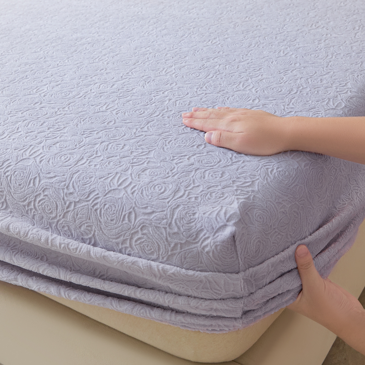 91家纺网 家纺一手货源 找家纺 佳汐蓝家纺 2025新款秋冬高克重牛奶绒雕花床笠三件套 那片花海（帛紫）