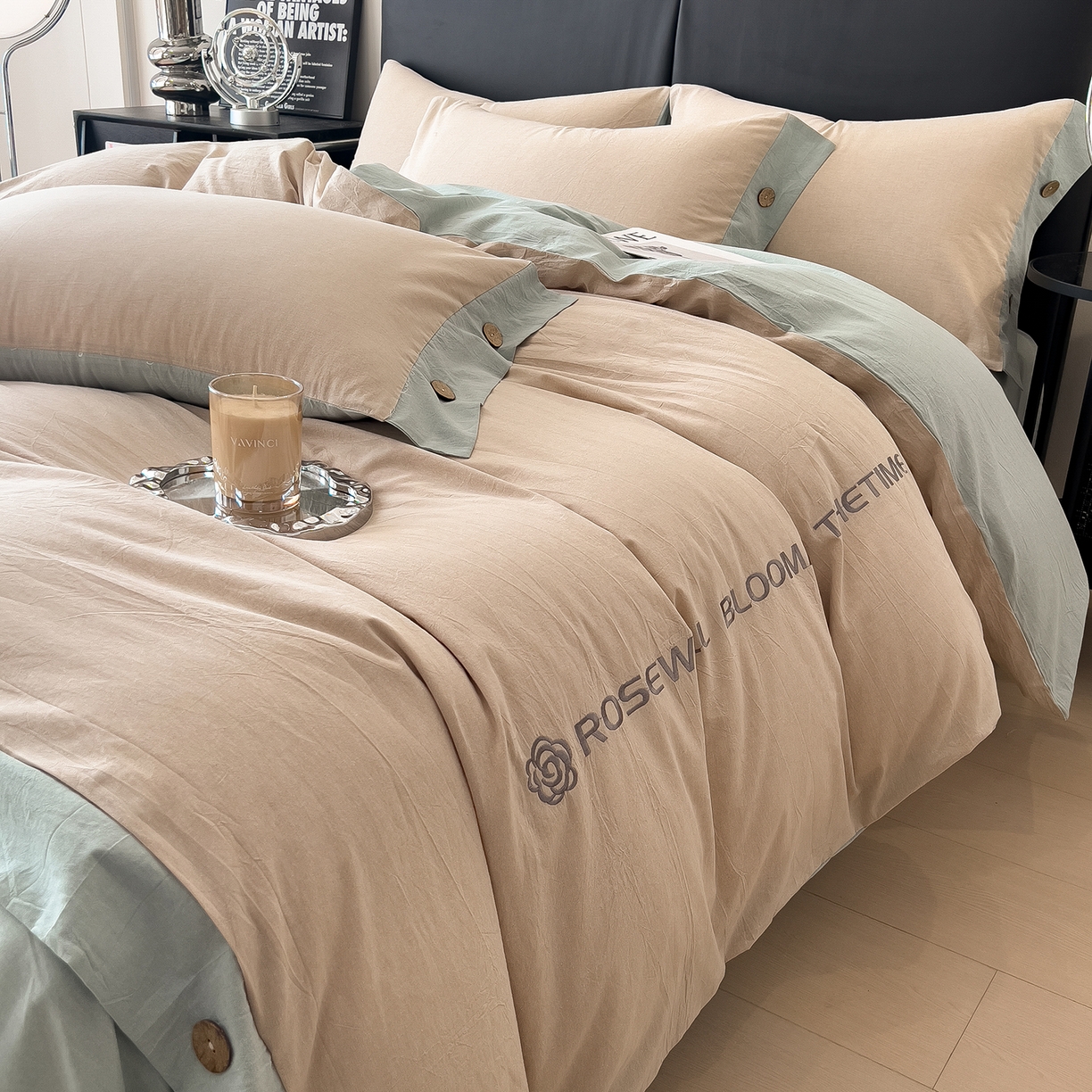 91家纺网 家纺一手货源 找家纺 芃成家纺 2025新款A类全棉色织水洗棉纽扣绣花四件套 纽扣款-卡其拼浅绿