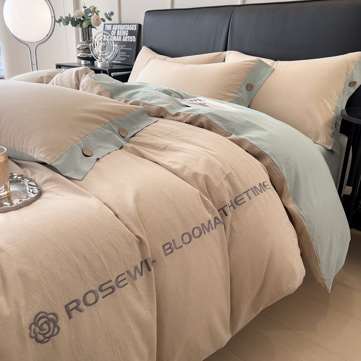 91家纺网 家纺一手货源 找家纺 芃成家纺 2025新款A类全棉色织水洗棉纽扣绣花四件套 纽扣款-卡其拼浅绿