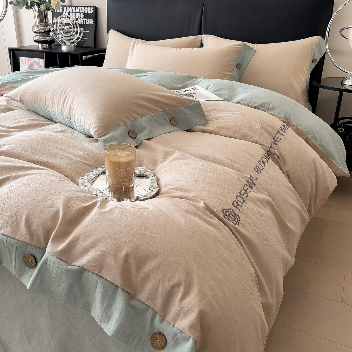 91家纺网 家纺一手货源 找家纺 芃成家纺 2025新款A类全棉色织水洗棉纽扣绣花四件套 纽扣款-卡其拼浅绿