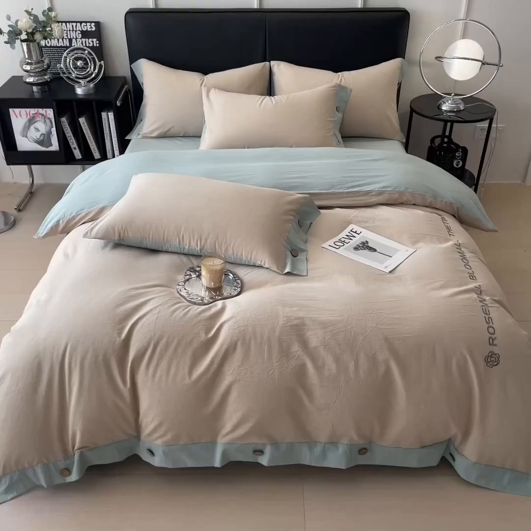 91家纺网 家纺一手货源 找家纺 芃成家纺 2025新款A类全棉色织水洗棉纽扣绣花四件套 纽扣款-卡其拼浅绿