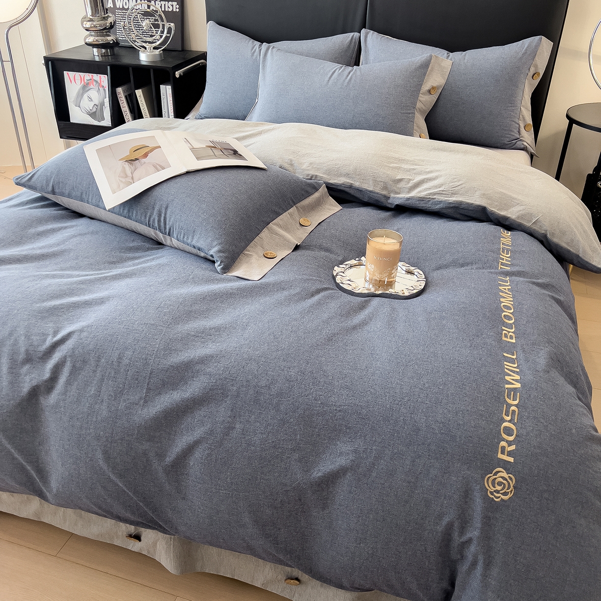 91家纺网 家纺一手货源 找家纺 芃成家纺 2025新款A类全棉色织水洗棉纽扣绣花四件套 纽扣款-蓝灰拼浅灰