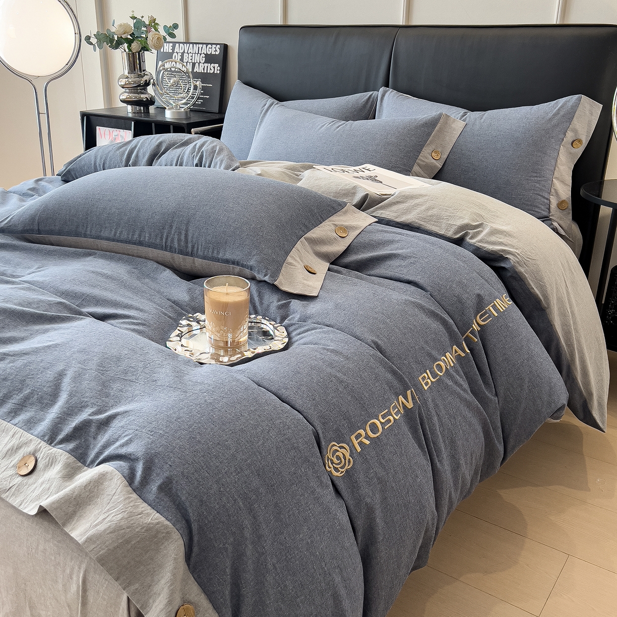 91家纺网 家纺一手货源 找家纺 芃成家纺 2025新款A类全棉色织水洗棉纽扣绣花四件套 纽扣款-蓝灰拼浅灰