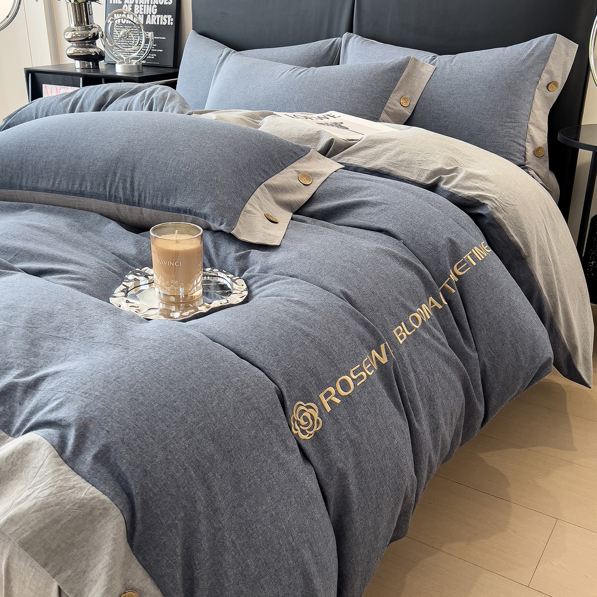 91家纺网 家纺一手货源 找家纺 芃成家纺 2025新款A类全棉色织水洗棉纽扣绣花四件套 纽扣款-蓝灰拼浅灰