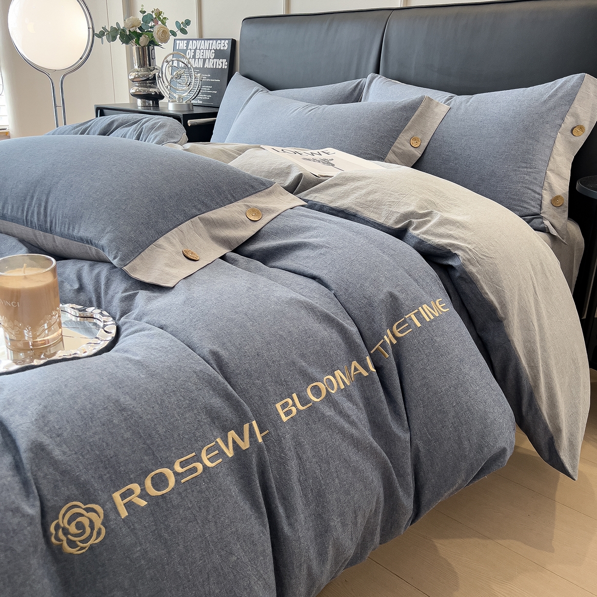 91家纺网 家纺一手货源 找家纺 芃成家纺 2025新款A类全棉色织水洗棉纽扣绣花四件套 纽扣款-蓝灰拼浅灰