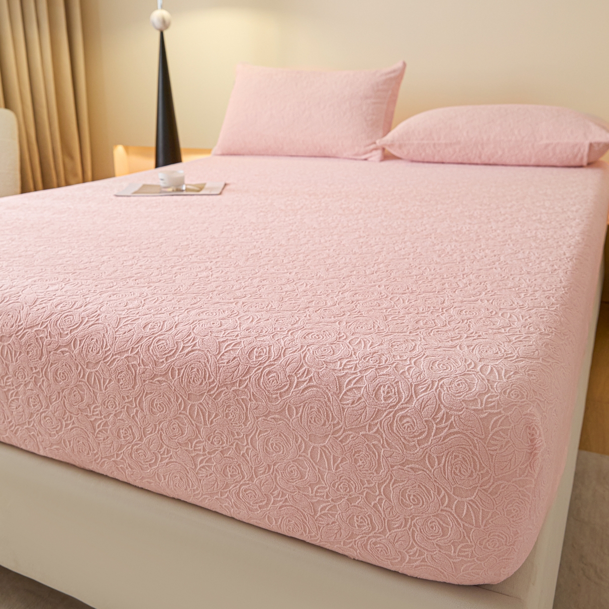 91家纺网 家纺一手货源 找家纺 佳汐蓝家纺 2025新款秋冬高克重牛奶绒雕花床笠三件套 那片花海（粉）