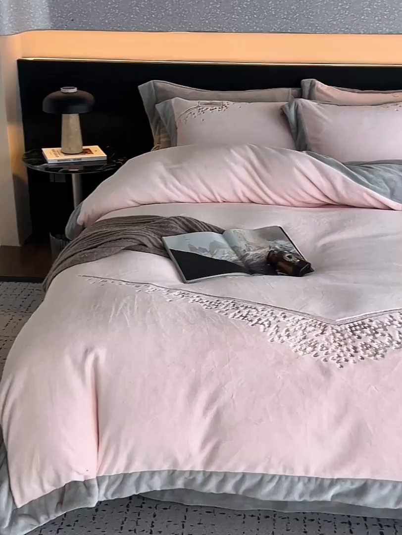 91家纺网 家纺一手货源 找家纺 （总）瑞雪家居 2025新款270g全消光牛奶绒四件套-卡曼缪斯