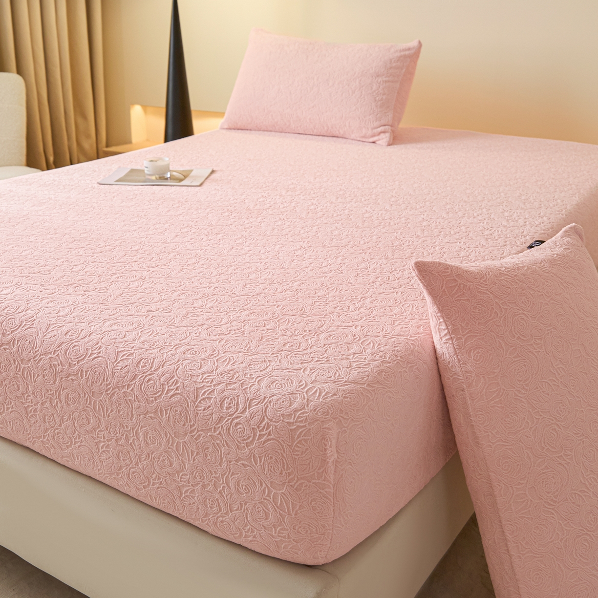 91家纺网 家纺一手货源 找家纺 佳汐蓝家纺 2025新款秋冬高克重牛奶绒雕花床笠三件套 那片花海（粉）