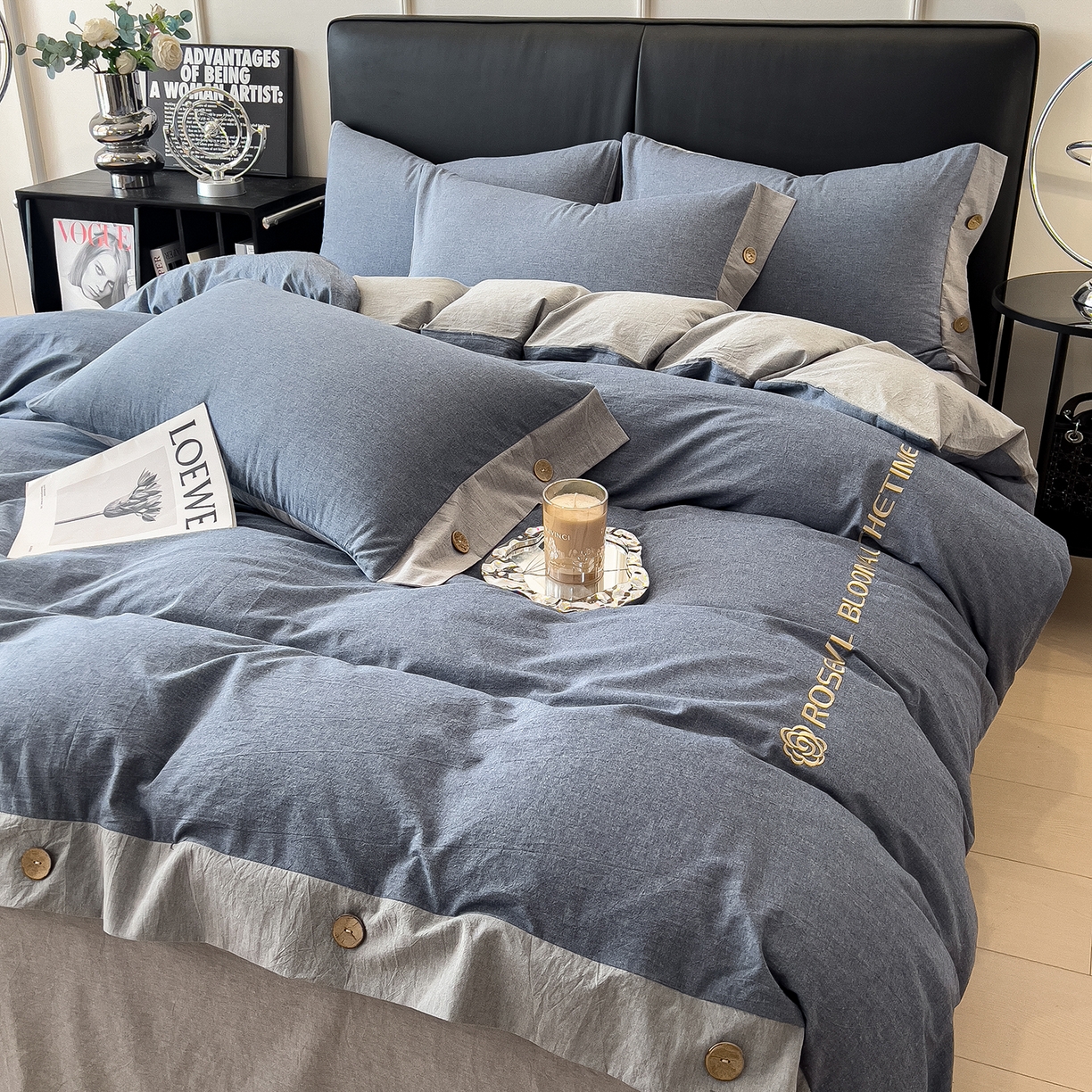 91家纺网 家纺一手货源 找家纺 芃成家纺 2025新款A类全棉色织水洗棉纽扣绣花四件套 纽扣款-蓝灰拼浅灰