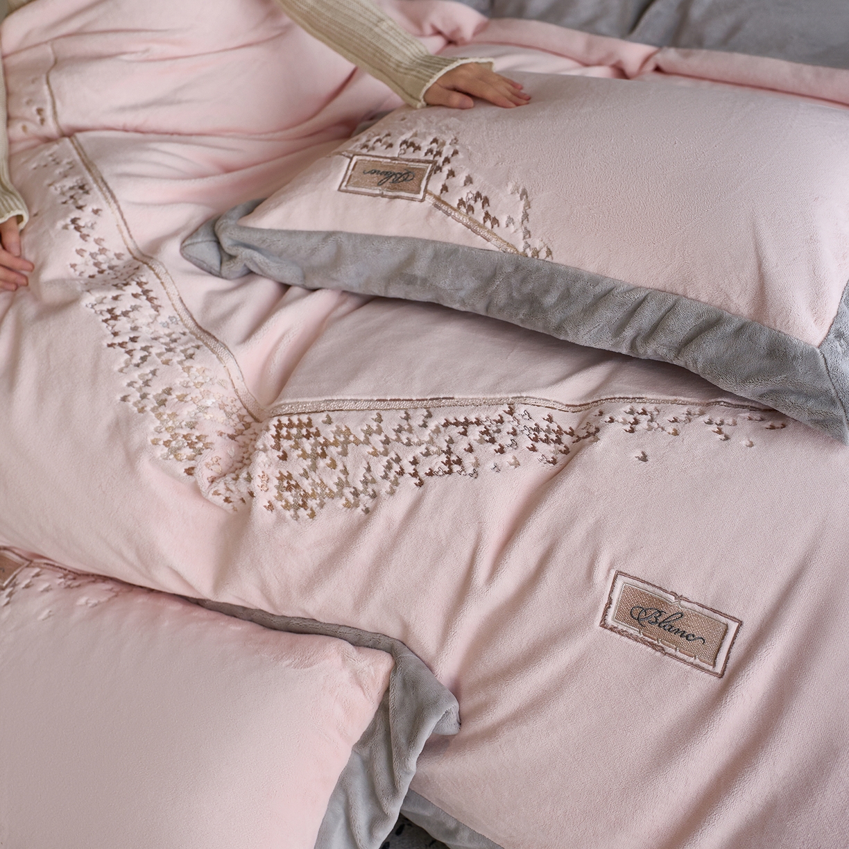 91家纺网 家纺一手货源 找家纺 （总）瑞雪家居 2025新款270g全消光牛奶绒四件套-卡曼缪斯